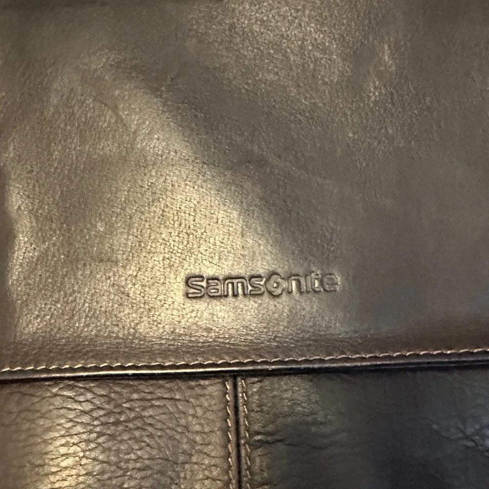 Samsonite | Colombian Leather Flap Over Messenger Bag